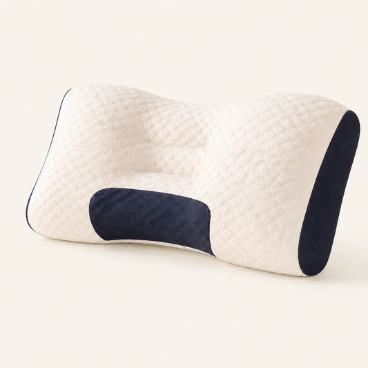 Travesseiro cervical ergonômico 74 × 48 cm com capa clara texturizada e detalhes azul-marinho.