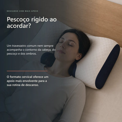 Pessoa usando o travesseiro cervical em uma imagem sobre apoio mais envolvente para cabeça, pescoço e ombros.